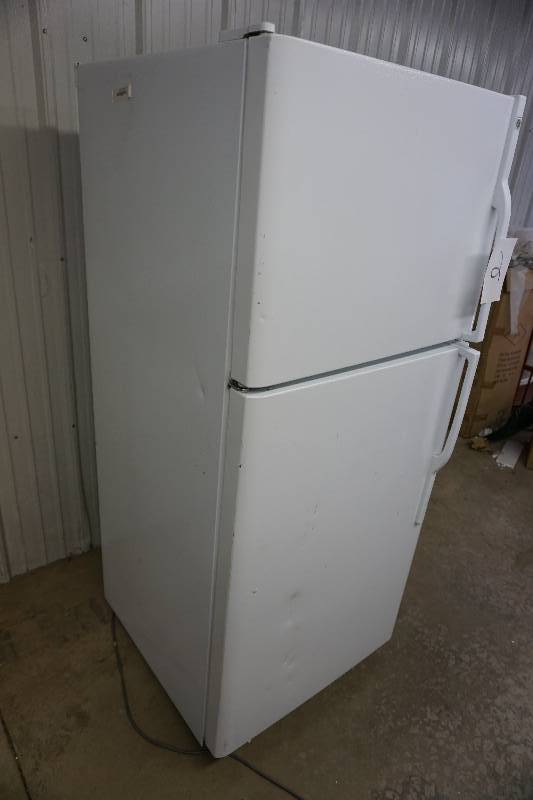 lot 2 image: GE Model GTS201CNWW 20.1 Cubic Foot Capacity Refrigerator Freezer