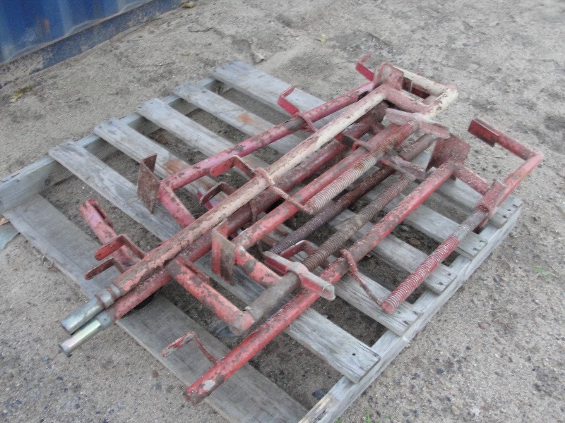Scaffolding safety brackets