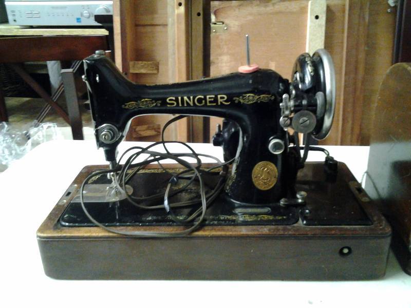 Vintage Singer Sewing Machine With Wood Case
