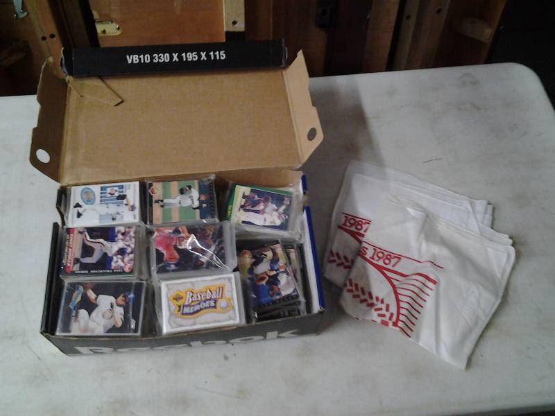 1987 Minnesota Twins Home Run Hankies & Shoe Box Full Of Baseball Cards