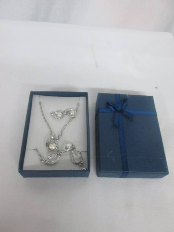 lot 74 image: Pearl & CZ Accent Jewelry Set