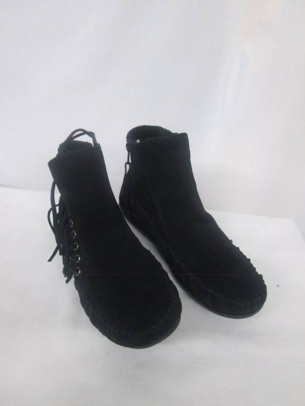 lot 57 image: Minnetonka Womens Willow Ankle Bootie