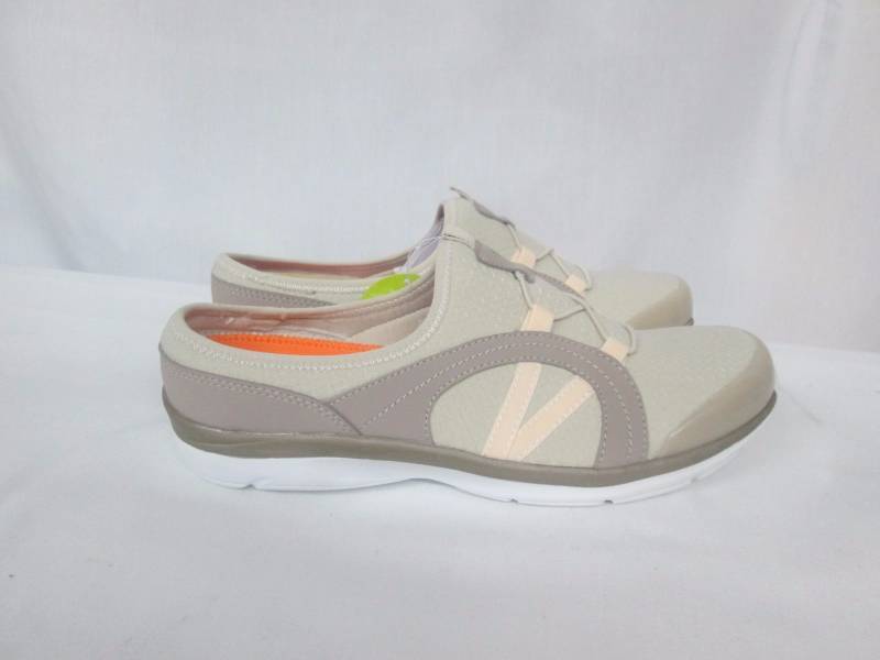 lot 58 image: Easy Spirit Womens Quade Slip-On Walking Shoe