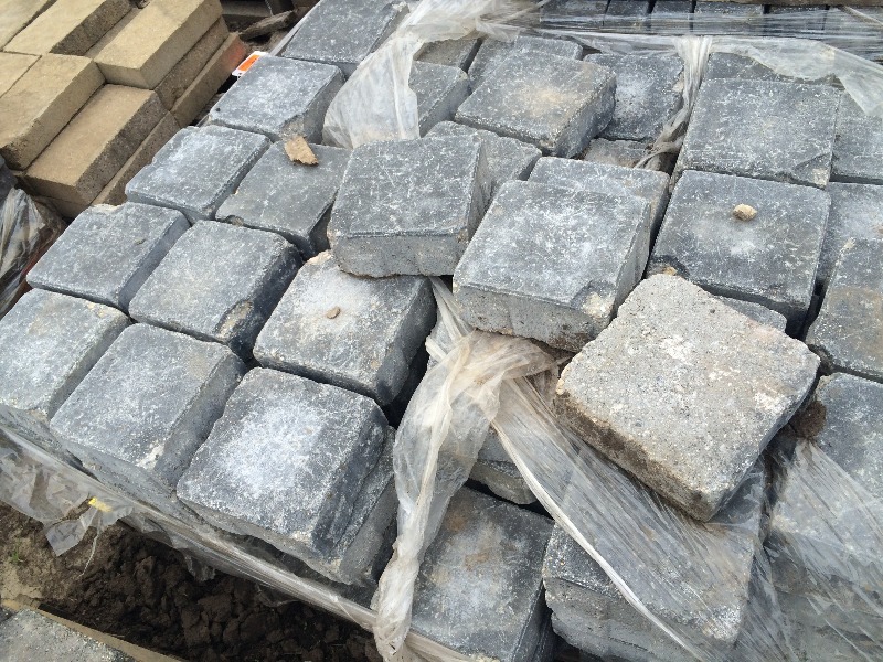 lot 37 image: Pavers, Decretive Stone, Block   8 x 8 x 3   12 Pallet lot
