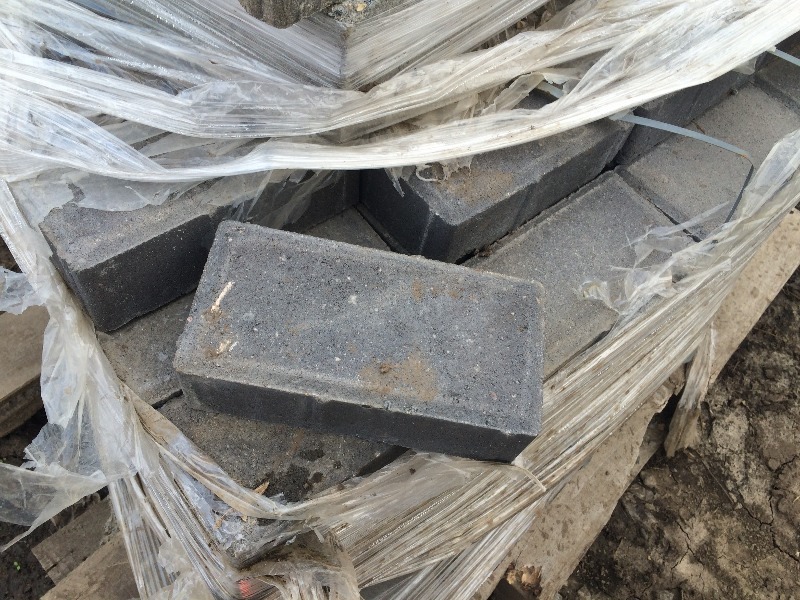 lot 40 image: Pavers, Decretive Stone, Block  8x 4 x 3.50  random sizes  Pallet Lot