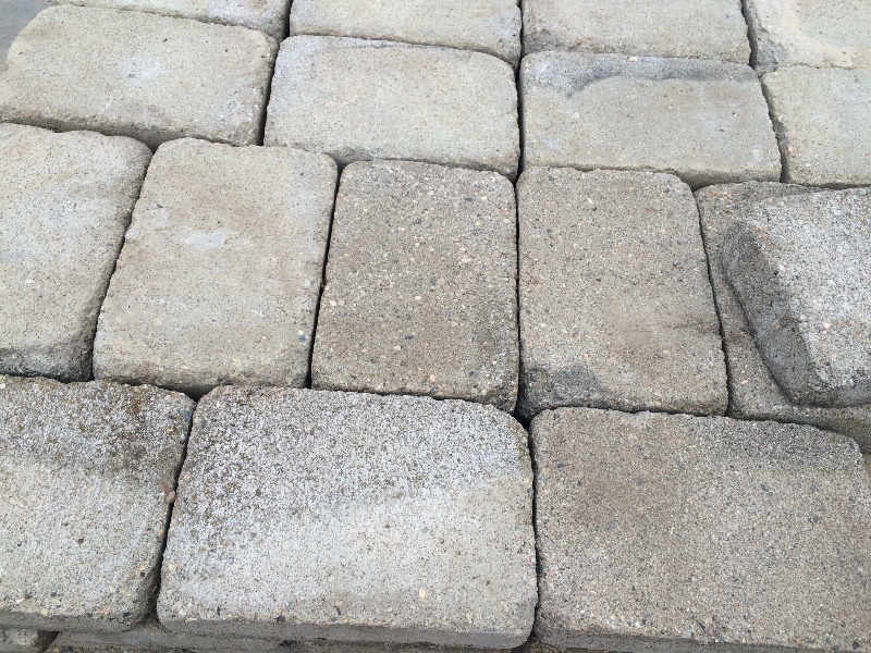 lot 50 image: Pavers, Decretive Stone, Block   9.50 x 6.25 x 2.50   pallet lot