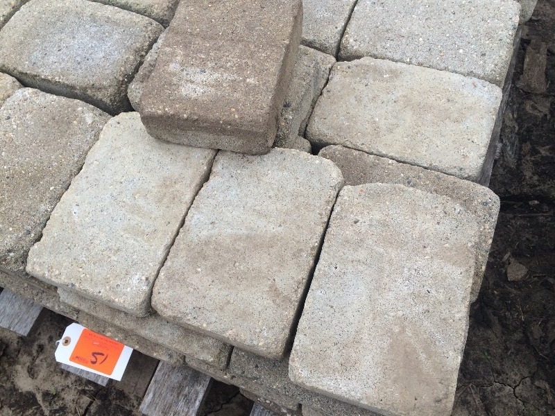 lot 51 image: Pavers, Decretive Stone, Block   9.50 x 6.25 x 2.50   pallet lot
