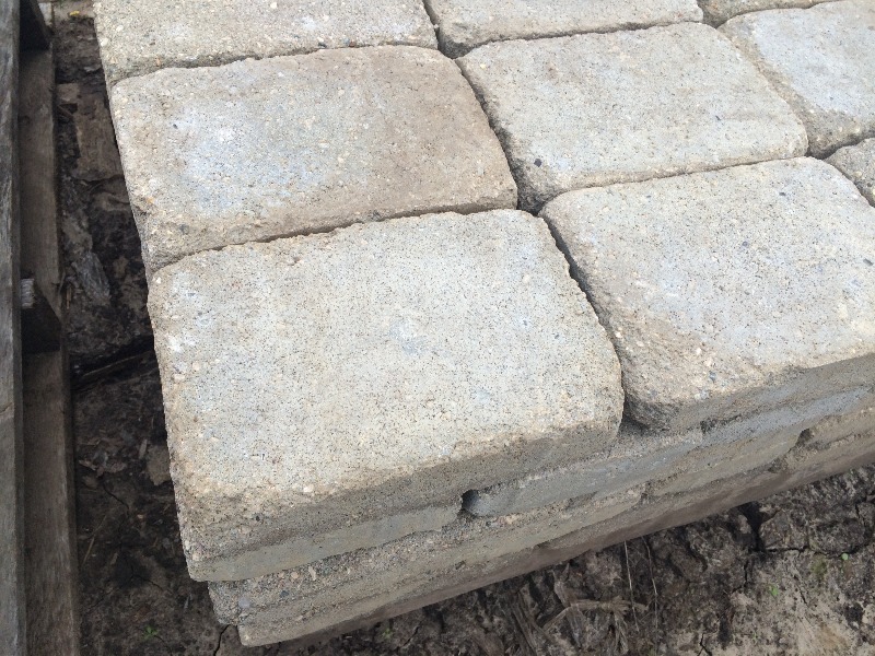 lot 52 image: Pavers, Decretive Stone, Block   9.50 x 6.25 x 2.50   pallet lot