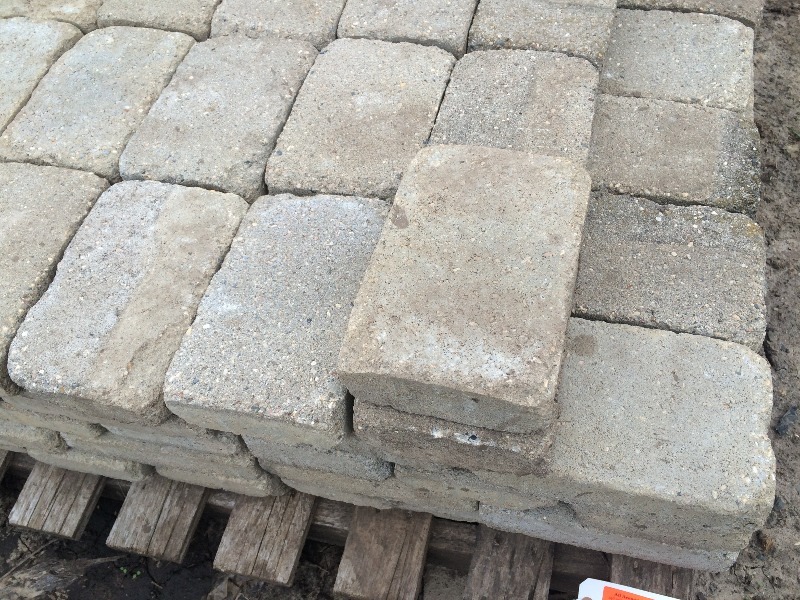 lot 53 image: Pavers, Decretive Stone, Block   9.50 x 6.25 x 2.50   pallet lot