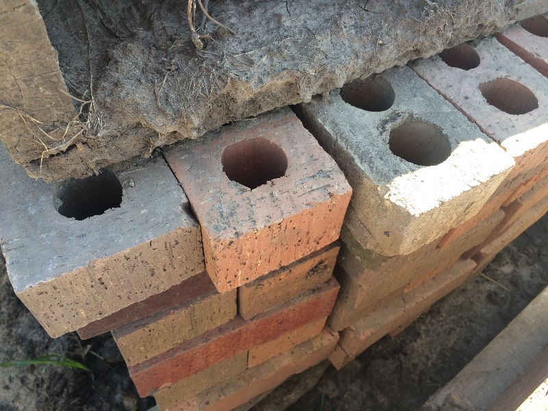 lot 62 image: Clay Paver  8 x 4 x 2.50  pallet lot