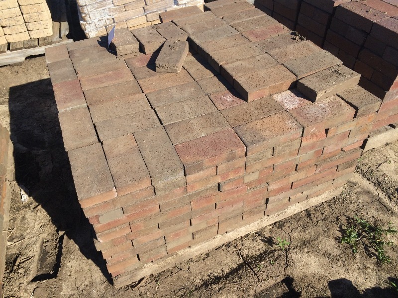lot 64 image: Clay Paver  8 x 4 x 2.50  pallet lot