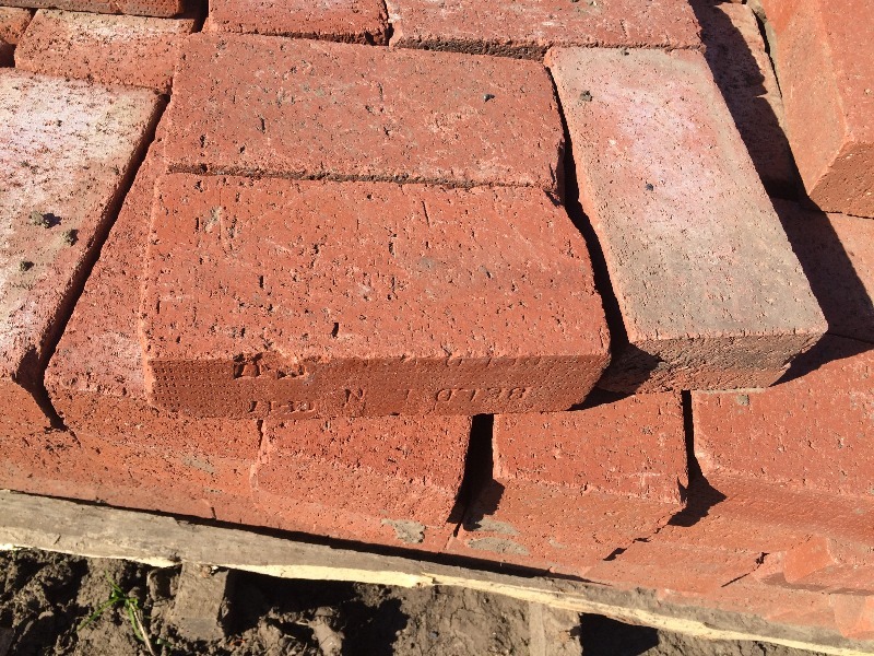 lot 67 image: Clay Paver  8 x 4 x 2.50  pallet lot