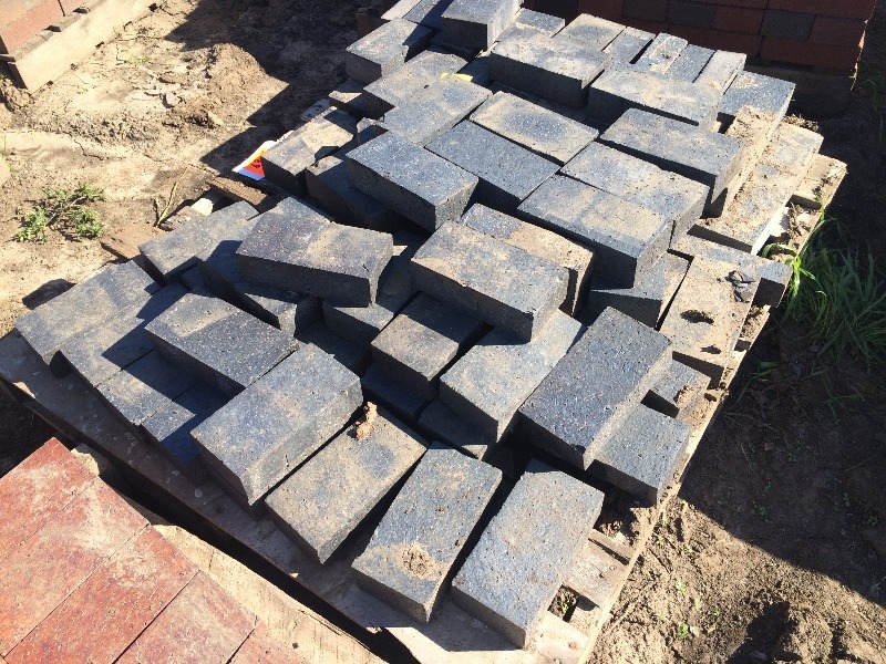 lot 69 image: Clay Paver  8 x 4 x 2.50  pallet lot