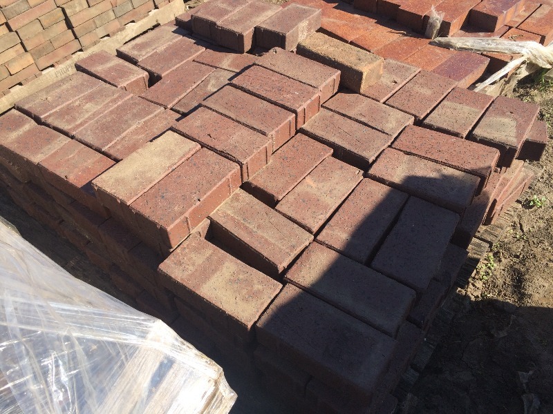 lot 71 image: Clay Paver  8 x 4 x 2.50  pallet lot