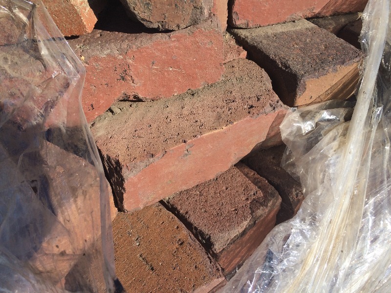 lot 72 image: Clay Paver  8 x 4 x 2.50  some random sizes   pallet lot