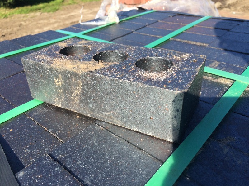 lot 77 image: Clay Paver  8 x 4 x 2.25  pallet lot