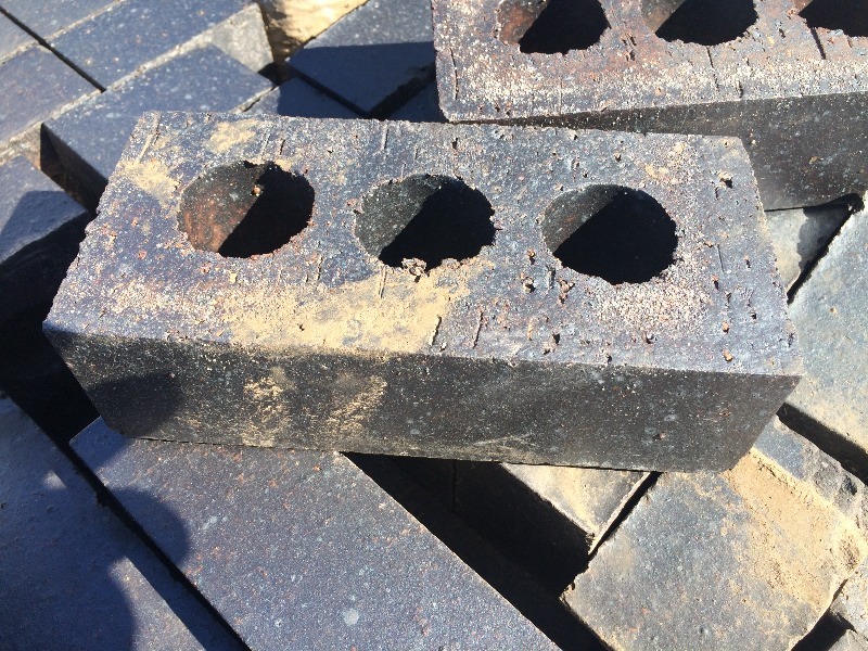 lot 78 image: Clay Paver  8 x 4 x 2.25  pallet lot