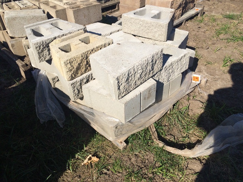 lot 112 image: Retaining Wall Block   pallet lot