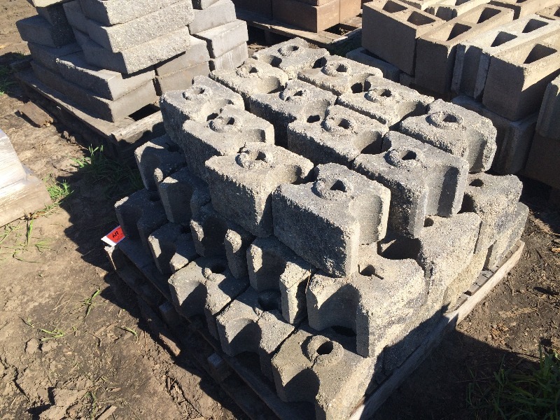 lot 114 image: Retaining Wall Block   9 x 7   pallet lot