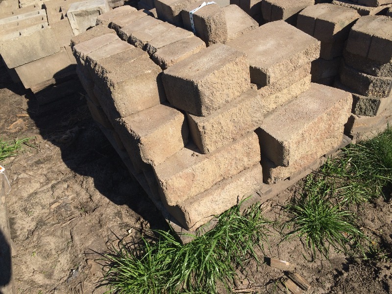 lot 117 image: Retaining Wall Block   pallet lot