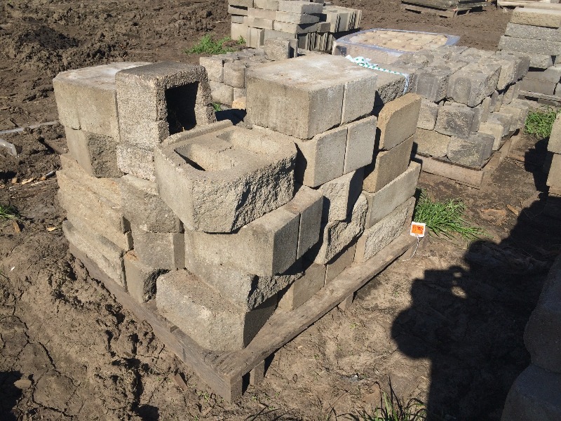 lot 118 image: Retaining Wall Block   pallet lot