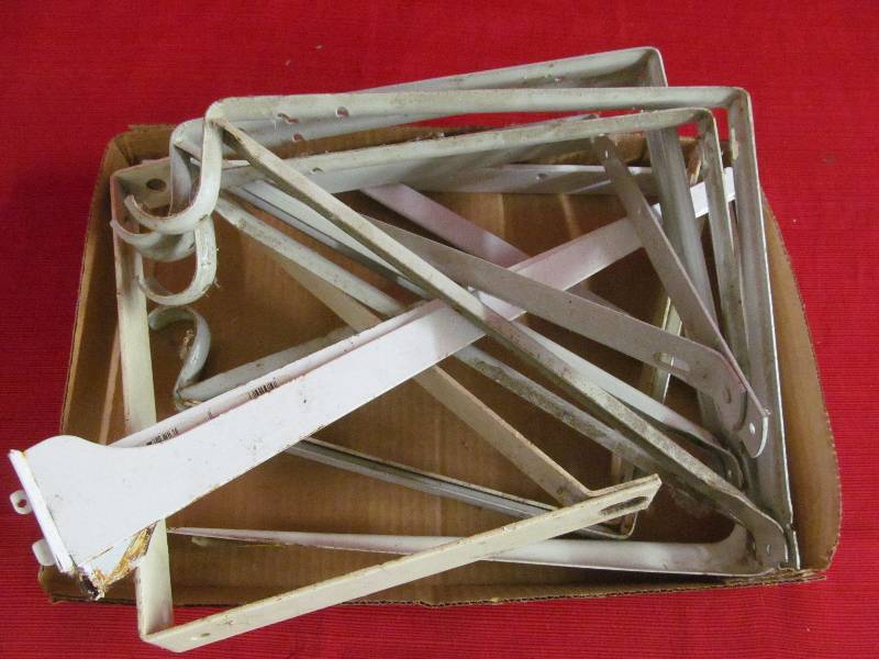 lot 7 image: shelfs brackets
