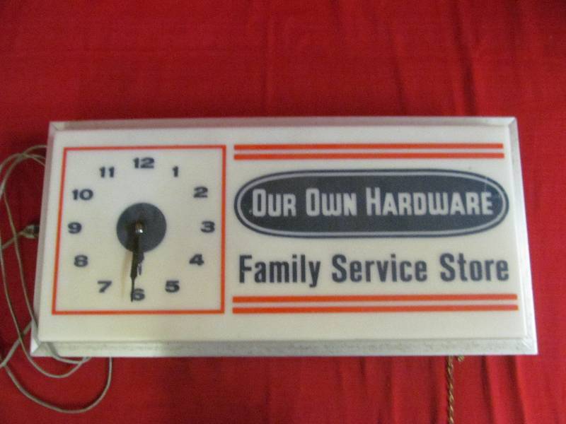 lot 17 image: Vintage Lighted Clock Sign