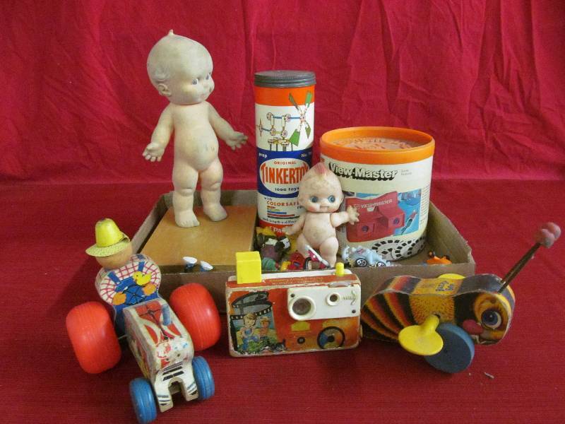 lot 36 image: Vintage Toys