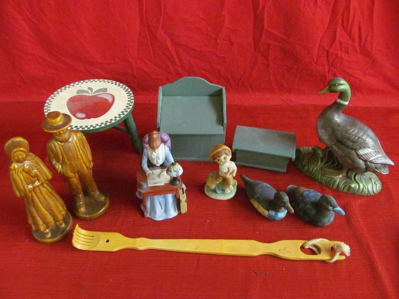 lot 66 image: Figurines