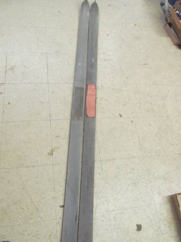 lot 81 image: Vintage Snow Skis