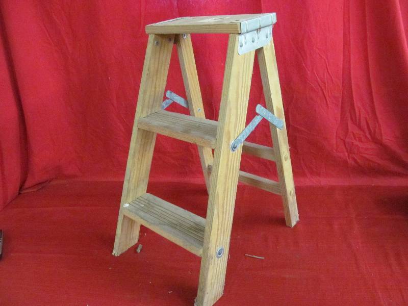 lot 82 image: Handee Stool