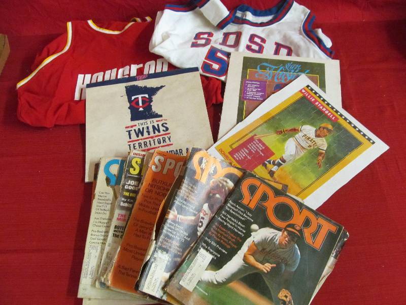 lot 86 image: Vintage Sports MagazinesPuzzleCalendar