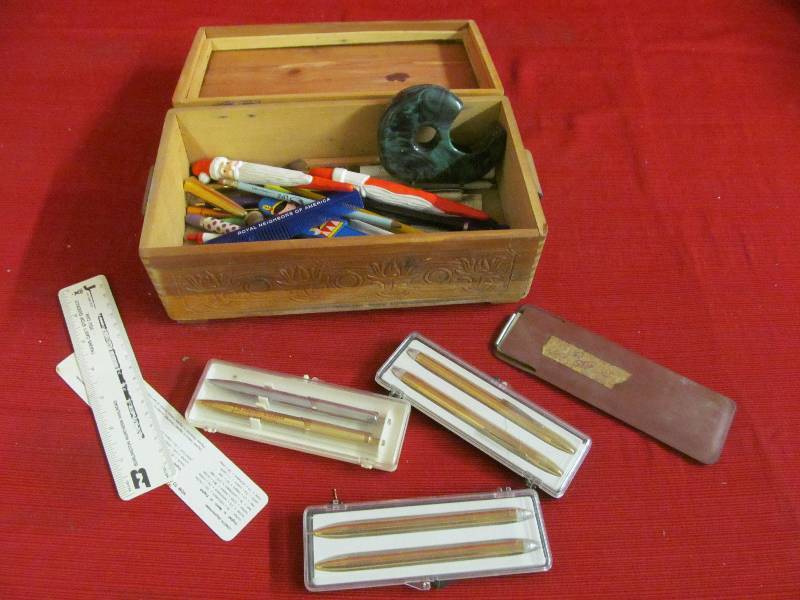 lot 91 image: Vintage Jewelry Box