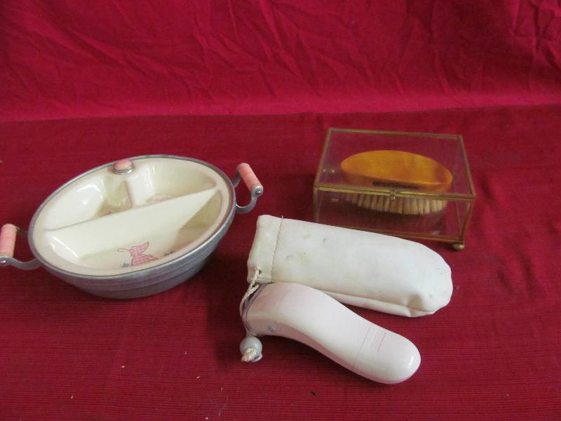 lot 92 image: Vintage BrushChilds PlateShaver