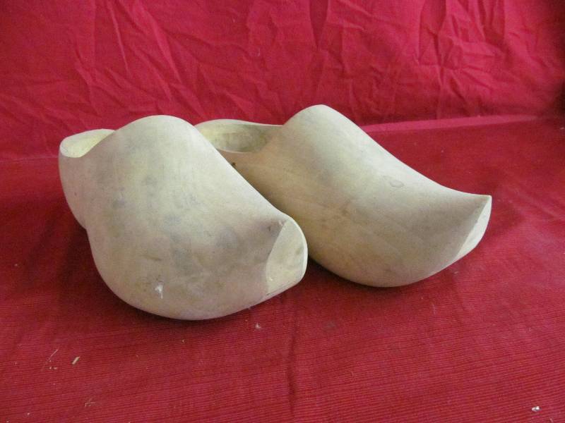 lot 111 image: Holland Shoes