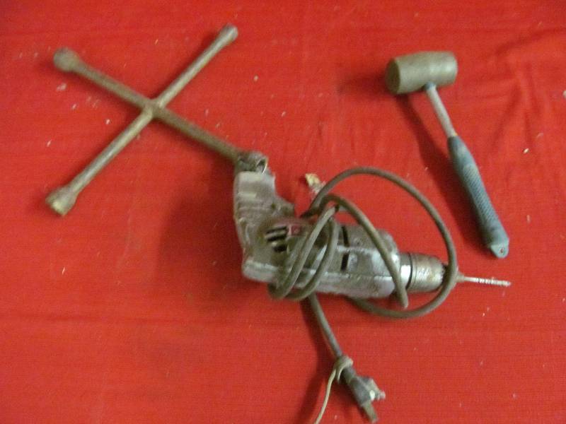 lot 159 image: DrillMalletTire Wrench