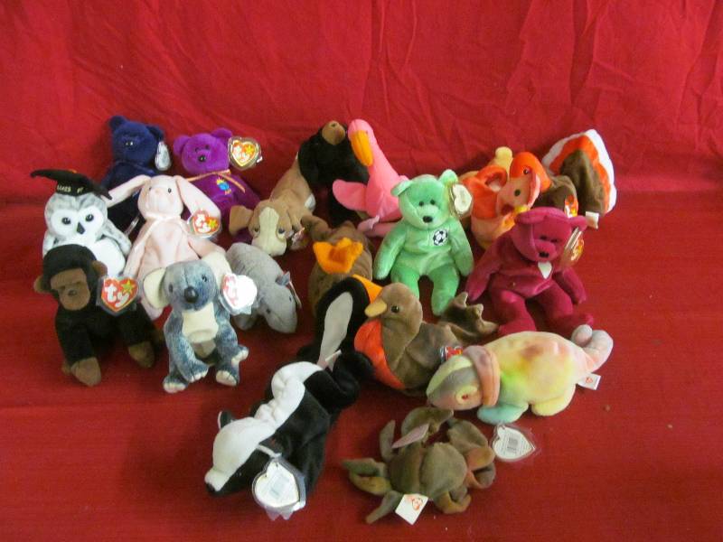 lot 174 image: Beanie BabiesRubbermaid Tote