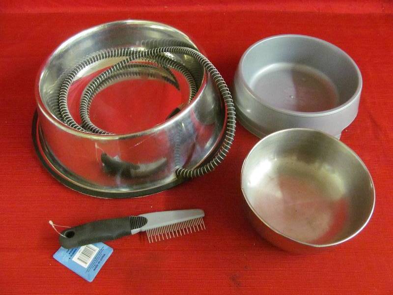 lot 177 image: Dog DishesComb