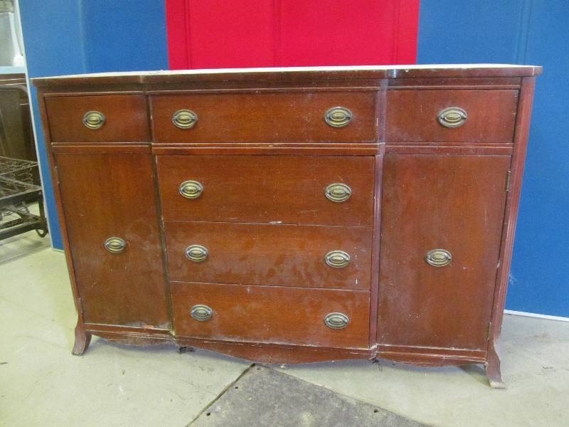 lot 229 image: Buffet Hutch