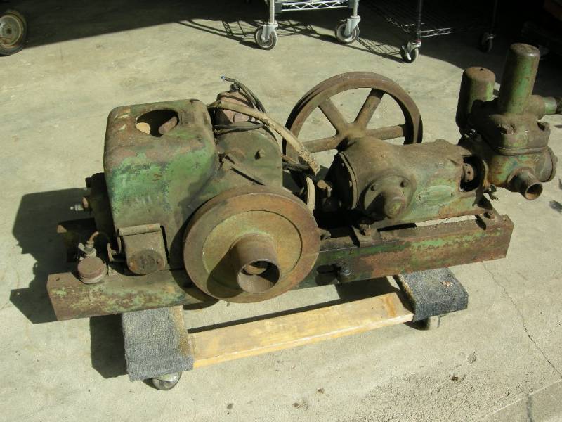 lot 2 image: Antique Hit-n-Miss FM Engine & Pump Set Up