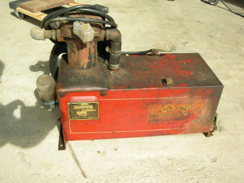 lot 4 image: Antique Universal Vacuum Milk Pump