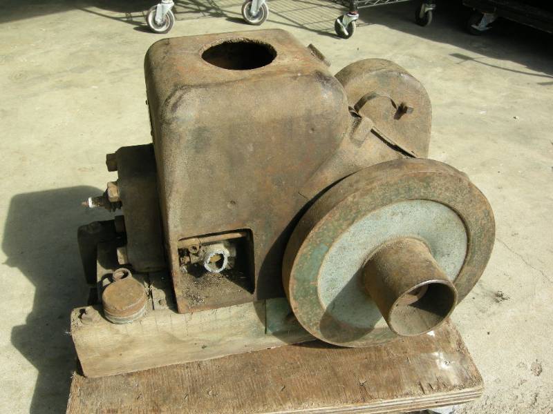 lot 9 image: Antique Hit-n-Miss Fairbanks Morse