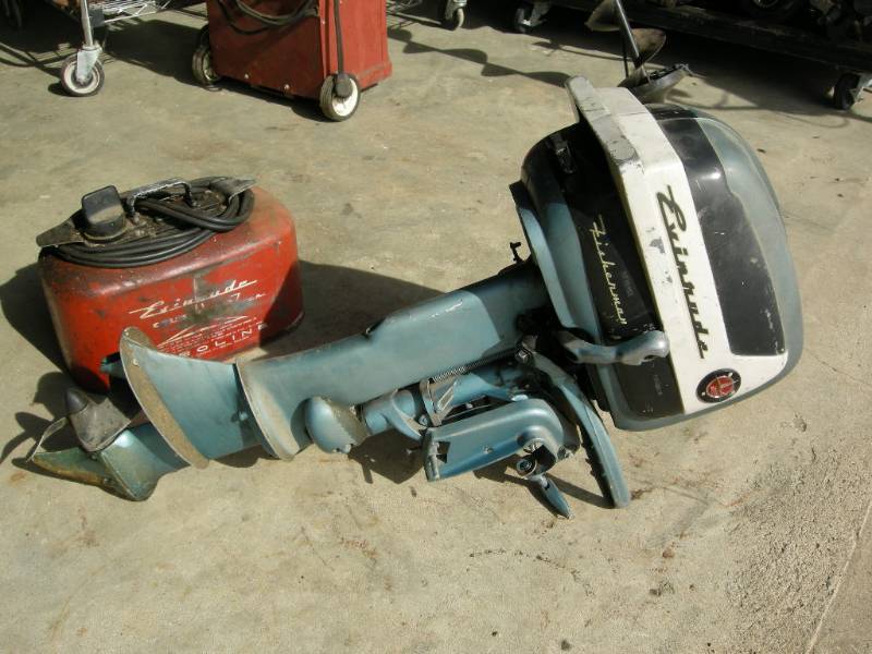 lot 24 image: Vintage Evinrude Fisherman 5.5 hp Outboard
