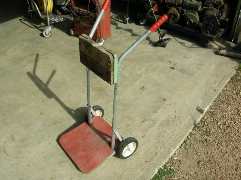 lot 28 image: Outboard Motor Stand