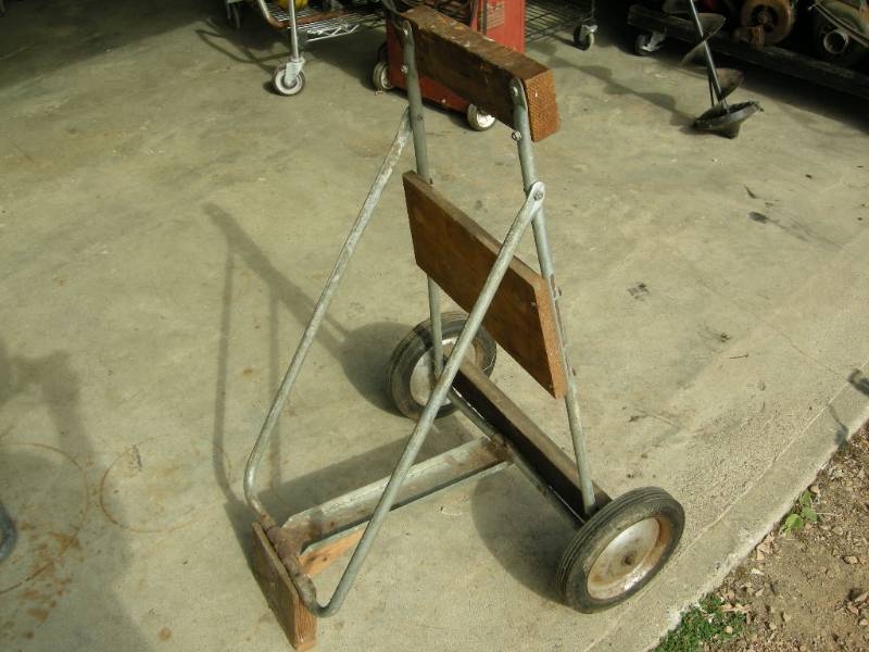 lot 27 image: Outboard Motor Stand