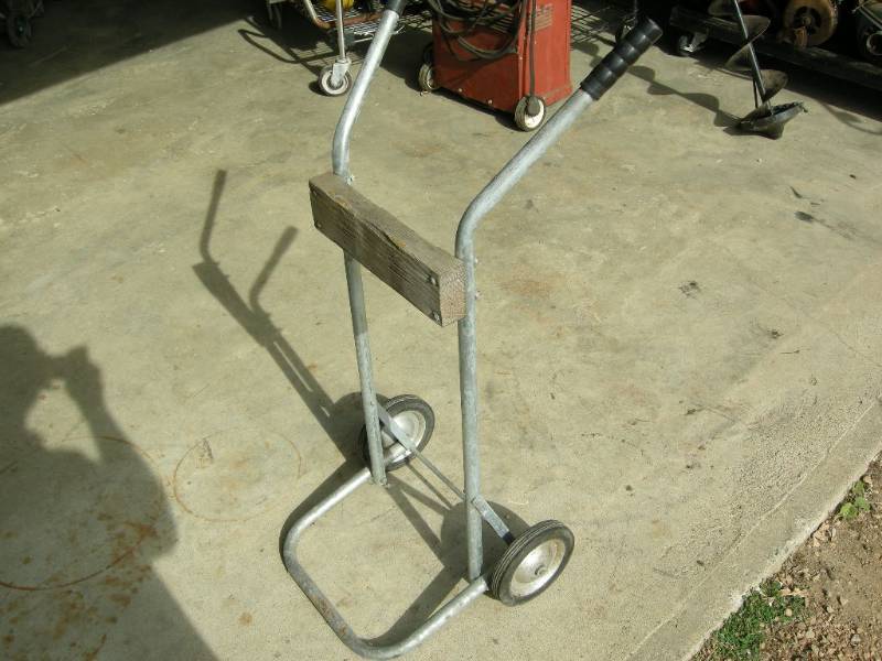 lot 29 image: Outboard Motor Stand