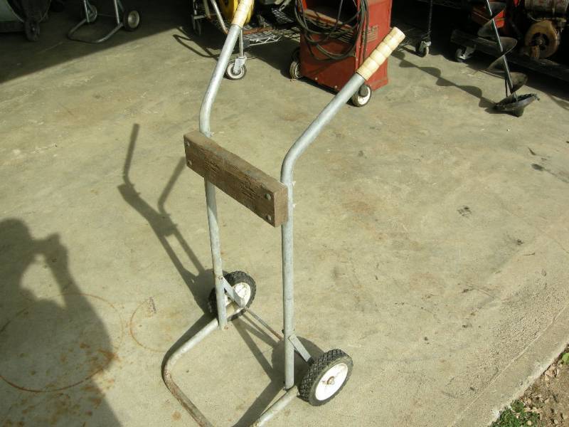 lot 30 image: Outboard Motor Stand
