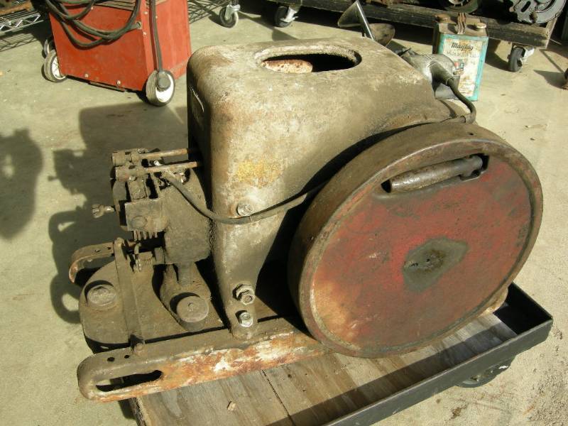 lot 31 image: Antique IH Hit-n-Miss Engine