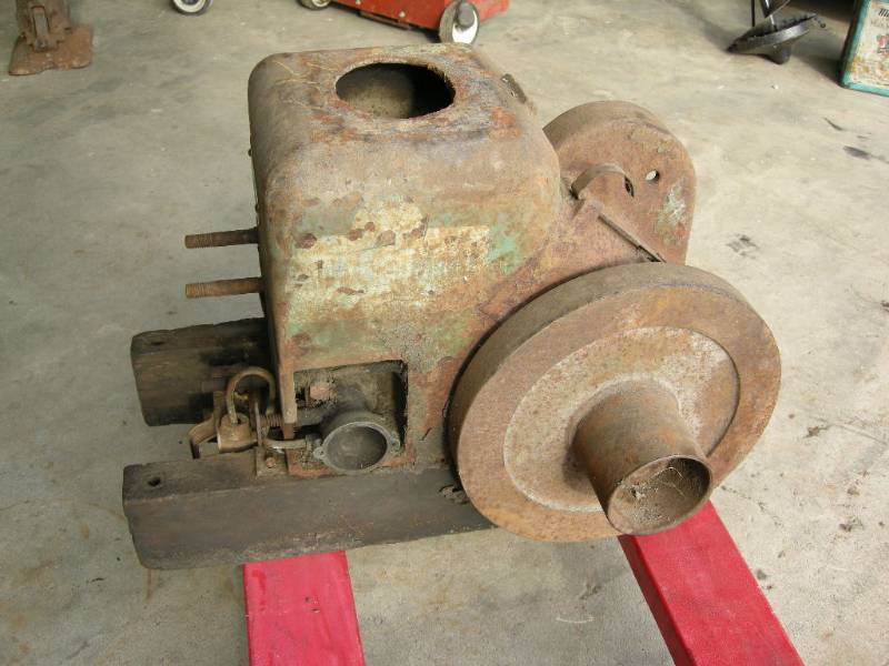 lot 32 image: Antique FM Hit-n-Miss Engine