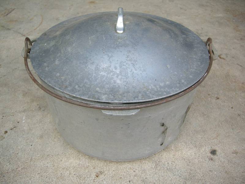 lot 43 image: Antique Super Maid Cookware Kettle